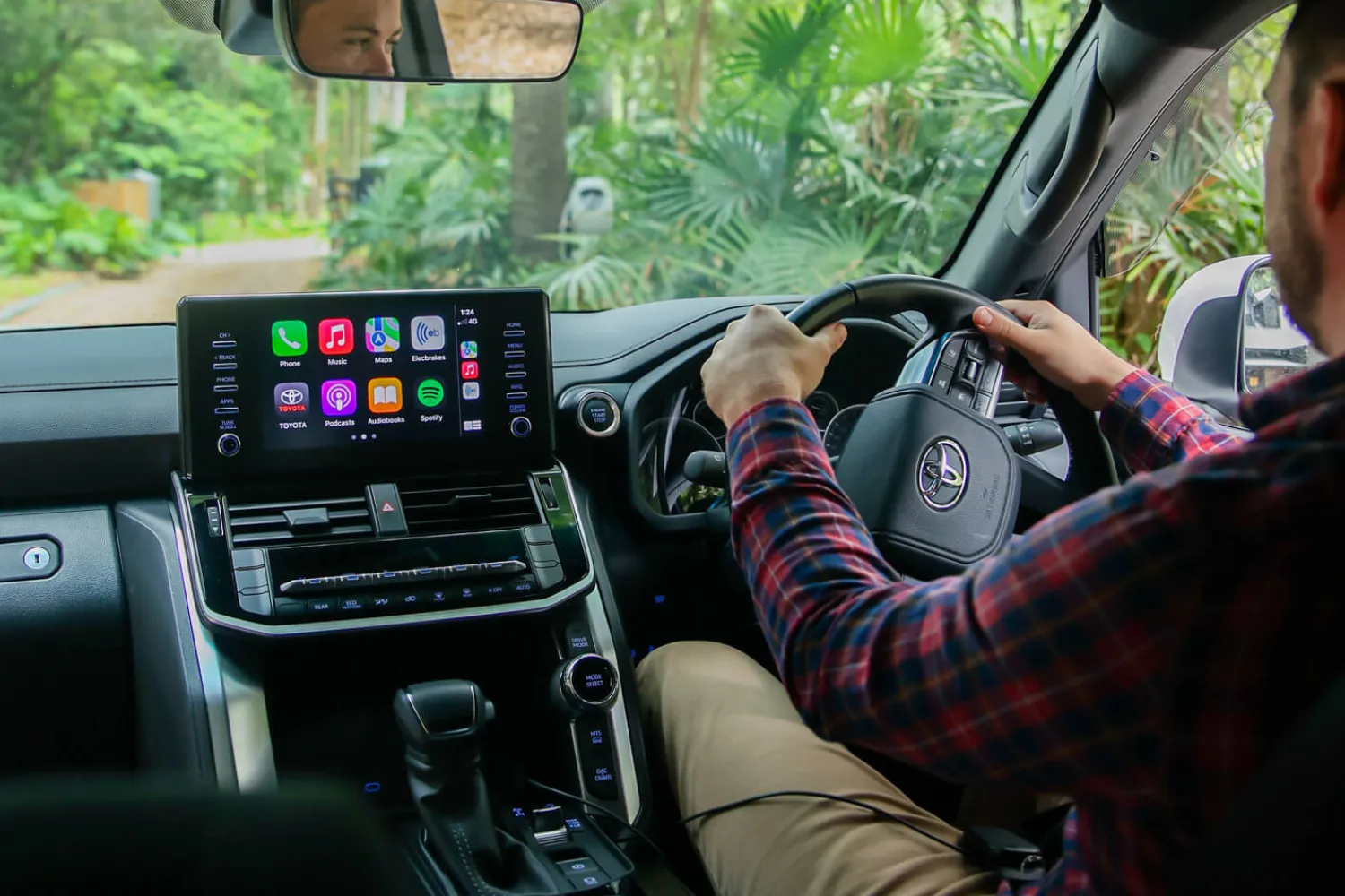 Driver using the Elecbrakes App with Apple CarPlay